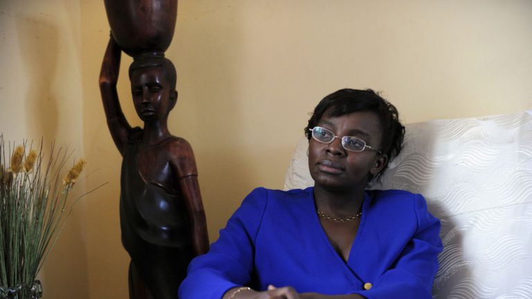 cette-photo-du-7-avril-2010-montre-l-opposante-rwandaise-victoire-ingabire-a-son-domicile-de-kigali_6106676