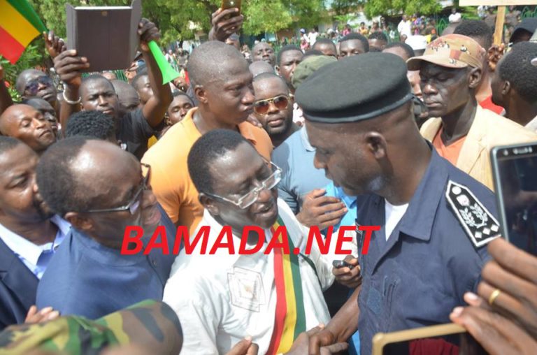 urd-soumaila-cisse-echarpe-depute-drapeau-inverse-tiebile-drame-parena-chef-opposition-directeur-coalition-marche-manifestation-securite-alternance-2018-police-garde-force-ordre-armee-commissai