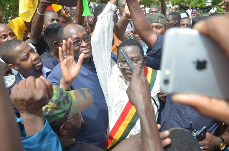 urd-soumaila-cisse-echarpe-depute-drapeau-inverse-tiebile-drame-parena-chef-opposition-directeur-campagne-coalition-marchemanifestation-securite-alternance-2018-police-force-ordre-armee-commissaire