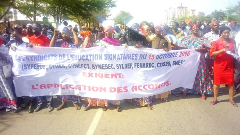syndicaliste-revendication-synefct-synesec-syldef-fenarec-coses-snec-marche-enseignants-maitre-ecole-manifestation-annee-scolaire